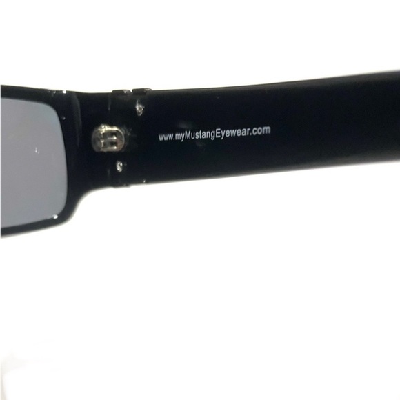 Very rare & unique vintage Ford mustang polarized sunglasses & case - Picture 6 of 10